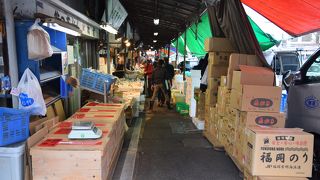 水曜日でもわりと開いてました