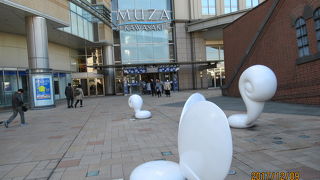 音楽とショッピングが楽しめる広場