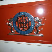 レトロな車両のエンブレム