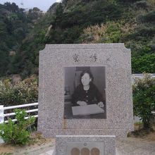 ここに近寄ってみてください。歌が聞こえてきます。