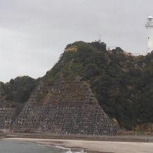 灯台のてっぺんの展望台に上がってみてください。水平線が丸くな
