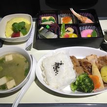 関空-成都は和食もありました