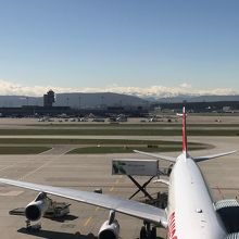 チューリッヒ空港のラウンジのテラス席からの風景