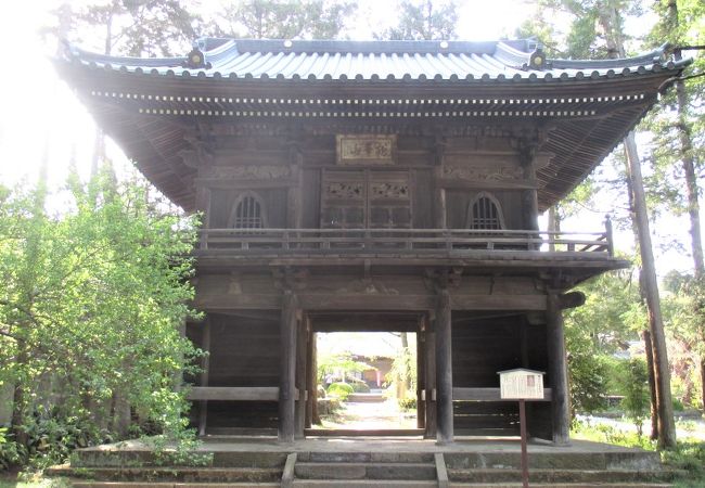 立派な山門のあるお寺さんです。