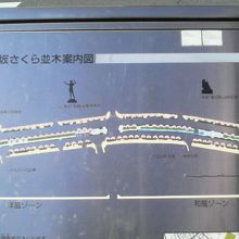 途中には芸術的な銅像や水路などもあります。