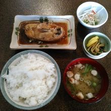 赤魚の煮魚はタレは良い感じにドロッとしています
