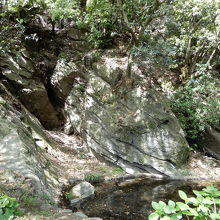 本丸東下の自然の岩肌