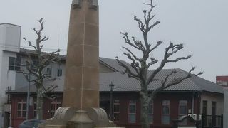 鳳凰のブロンズ像が印象的