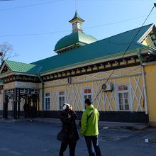 旅順駅の正面。近づいて行ってみると…、