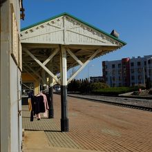 駅舎脇から見たホーム。洗濯物が干してありました。（笑）