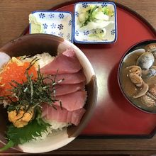 三食丼(ウニ・イクラ・マグロ)と貝の味噌汁