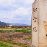 背割り堤へ続く橋