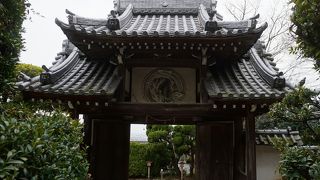 参道に入ると一気に修験者の道のような険しさ