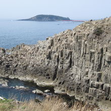 遠くに見えるのは「雄島」です。赤い橋で渡る事もできます。