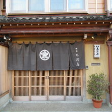 玄関ののれんも風情あり