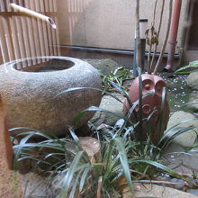 玄関脇の坪庭の風情