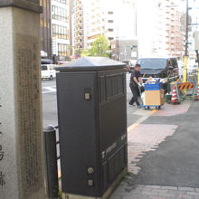 交通量の多い目白通りの傍に、北辰社牧場跡の石碑があります。