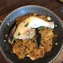 鶏肉と魚介のパエリア
