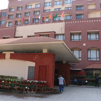 玄関の広場はそれほど広くはないが、バスは回れる。