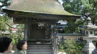 茅葺の屋根は趣があるけれど