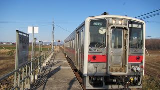 斜里の耕作地横に静かにある駅