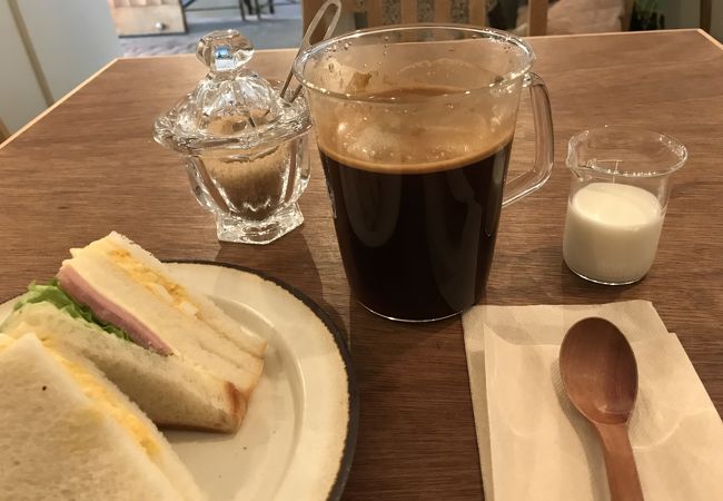 小さな小さなカフェ。とっても忙しそうでした。