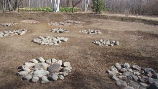 大きな竪穴住居の跡のよう