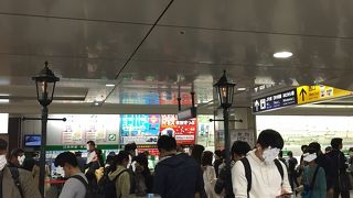 銅像より、赤い文字で書かれたサインの方が目立ってる!