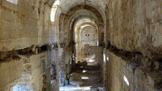 日露戦争時の激戦地の一つ。ロシア側の要塞跡やトーチカ跡などが残っていて、部分的に中に入れます。