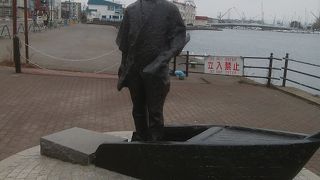 密出国時のイメージでつくられたブロンズ像