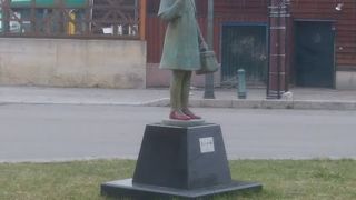 青銅色のブロンズ像ですが、靴は赤色