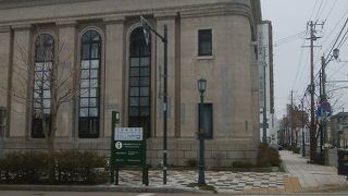 石造りで重厚感がある建物