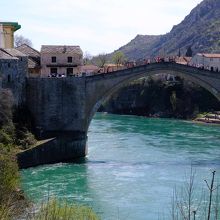 かつて戦争で破壊された橋も修復されている