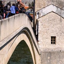 水着姿のオジサンが思わせぶりな身振りで、なかなか飛びこまない