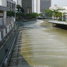 マスジットジャメ駅から見えるクラン川
