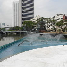 噴水のある池の先が川の合流地点です