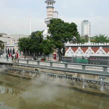 マスジットジャメ側からは霧状に水煙が出ていました