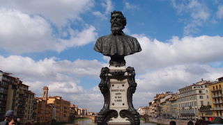 橋の真ん中にチェッリーニの像があります
