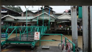 ワットアルンに行くための舟