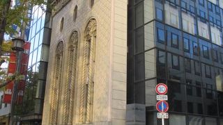 御堂筋にあります