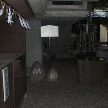 力石と解説板が、筑土神社と世継神社の間に見えます。暗いです。