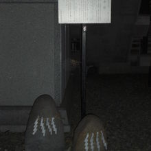 筑土神社の力石は、社殿の陰ですので、暗く、見づらいです。 