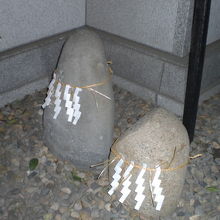 筑土神社の力石です。大さとしては、それほど大きくはありません