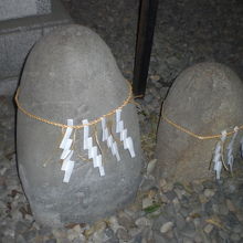 筑土神社の力石の左側の力石は、比較的大きく、力強い感じです。