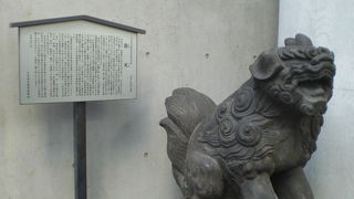 筑土神社の狛犬は、筑土神社の鳥居を潜り、参道を進むと、社殿の前に置かれています。