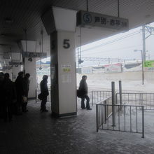 バス乗り場も屋根があって、悪天候時は助かったものですが…