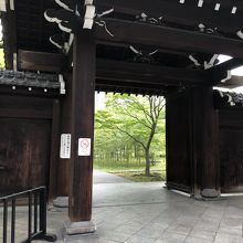 瀟洒な門から覗く新緑の庭