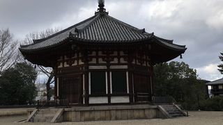 興福寺の西の入り口に建つ国宝