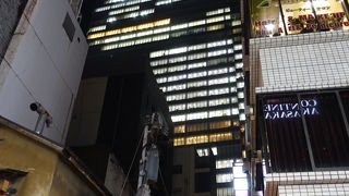 夜空に浮かび上がります