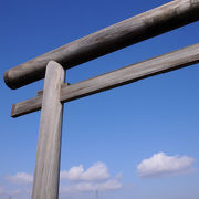 川に面して建つ鳥居